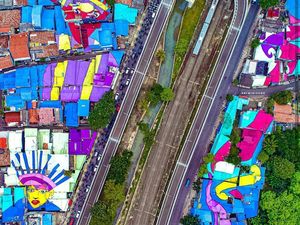 Atap Rumah Warna-warni Hiasi Flyover Tapal Kuda Lenteng Agung