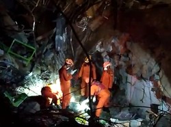 Basarnas Evakuasi 2 Korban Gempa Sulbar yang Terjebak Reruntuhan