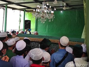Habib Ali bin Assegaf Sudah Dimakamkan, Pelayat Berangsur Bubar Habib Ali bin Assegaf Sudah Dimakamkan, Pelayat Berangsur Bubar