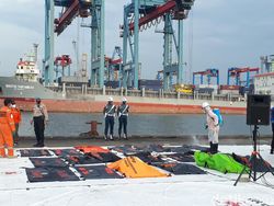 Merapat ke JICT II, Kapal SAR Bawa 17 Kantong Berisi Bagian Tubuh