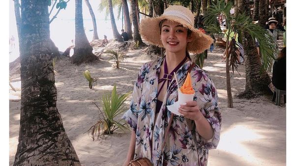 Cantiknya Hyoyeon SNSD saat Makan Es Krim di Tepi Pantai