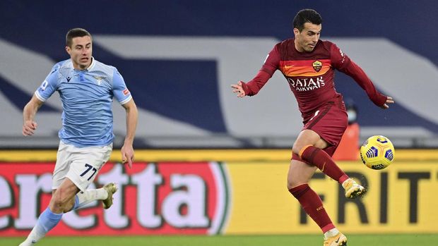 Italy Soccer Serie A Roma's Pedro, right, in action during the Serie A soccer match between Lazio and Roma, at the Rome Olympic Stadium, Friday, Jan. 15, 2021. (Luciano Rossi/LaPresse via AP)