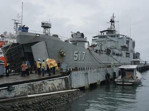 KRI Teluk Ende Bawa 30 Ton Sembako-Obat untuk Korban Gempa Sulbar