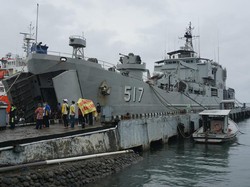 KRI Teluk Ende Bawa 30 Ton Sembako-Obat untuk Korban Gempa Sulbar