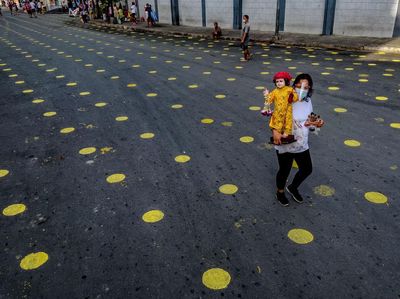 Jalanan di Manila Mendadak Polkadot