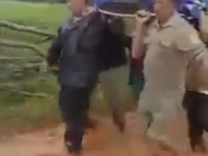 Akses Jalan Rusak, Jenazah di Jambi Terpaksa Digotong ke Rumah Duka