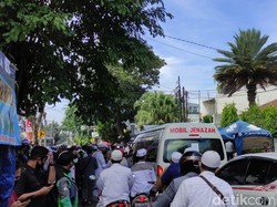Usai Disalatkan, Jenazah Habib Ali bin Assegaf Diberangkatkan dari Rumah Duka