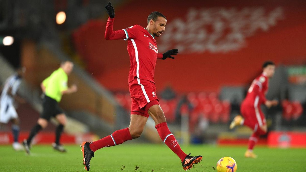 Joel Matip sudah kembali berlatih jelang Liverpool vs Manchester United. (Foto: Getty Images/Stu Forster)