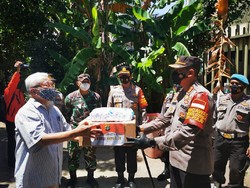Polres Jakbar Kirim Bantuan untuk 79 Pasien COVID di Yayasan Triasih