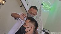 Keren! Bandung Punya Sekolah Cukur untuk Pengangguran Gaes