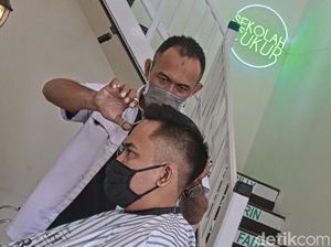 Keren! Bandung Punya Sekolah Cukur untuk Pengangguran Gaes