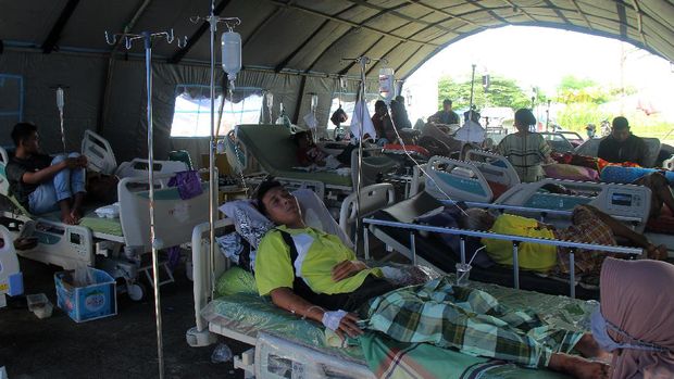 Korban gempa bumi bermagnitudo 6,2 di rawat halaman Rumah Sakit Regional Sulbar, Mamuju, Sulawesi Barat, Sabtu (16/1/2021). ANTARA FOTO/Akbar Tado/rwa.