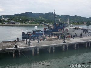 KRI Teluk Ende Tiba di Mamuju, Bawa Bantuan untuk Korban Gempa Sulbar