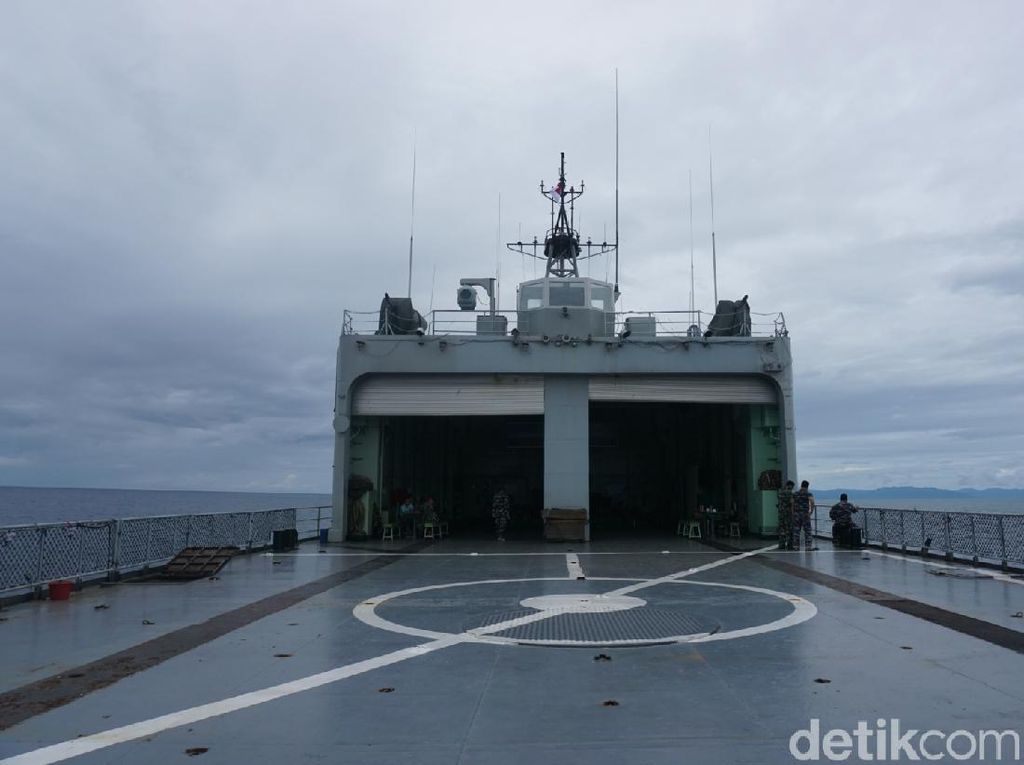 Usai 20 Jam Perjalanan, Bantuan yang Dibawa KRI Teluk Ende Tiba di Sulbar Usai 20 Jam Perjalanan, Bantuan yang Dibawa KRI Teluk Ende Tiba di Sulbar