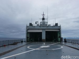 Usai 20 Jam Perjalanan, Bantuan yang Dibawa KRI Teluk Ende Tiba di Sulbar Usai 20 Jam Perjalanan, Bantuan yang Dibawa KRI Teluk Ende Tiba di Sulbar