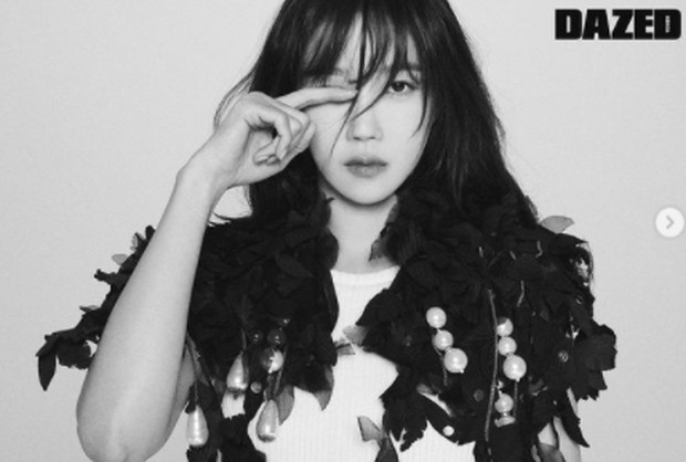 Lee Ji Ah, berpose dalam pemotretan majalah DAZED Korea /  foto: https://www.instagram.com/e.jiah/