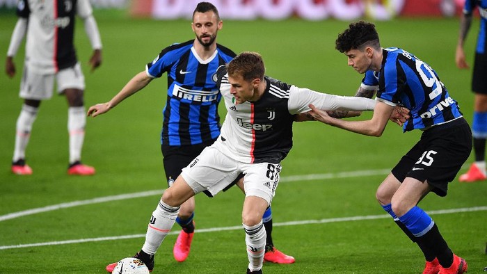 TURIN, ITALY - MARCH 08:  Aaron James Ramsey (L) of Juventus is challenged by Alessandro Bastoni of FC Internazionale during the Serie A match between Juventus and  FC Internazionale at Allianz Stadium on March 8, 2020 in Turin, Italy.  (Photo by Valerio Pennicino/Getty Images )