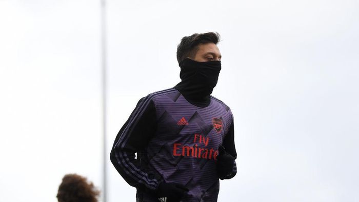 Mesut Oezil BURNLEY, ENGLAND - FEBRUARY 02: Mesut Ozil of Arsenal warms up prior to the Premier League match between Burnley FC and Arsenal FC at Turf Moor on February 02, 2020 in Burnley, United Kingdom. (Photo by Gareth Copley/Getty Images)