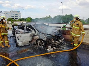 Rem Blong, Mobil Tergelincir Lalu Terbakar di Tol Tanjung Priok Rem Blong, Mobil Tergelincir Lalu Terbakar di Tol Tanjung Priok
