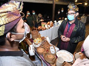 Momen Sandiaga Berbincang dengan Pelaku UMKM di Mandalika