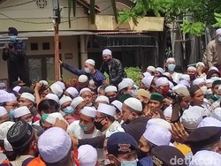 Ingin Masuk ke Permakaman, Para Pelayat Habib Ali Sempat Dorong-dorongan