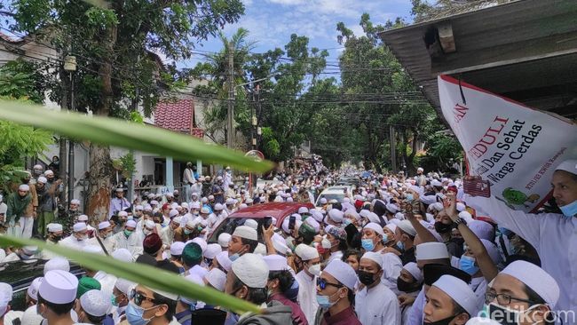 Kerumunan Tak Terelakkan di Pemakaman Habib Ali bin Assegaf Kerumunan Tak Terelakkan di Pemakaman Habib Ali bin Assegaf