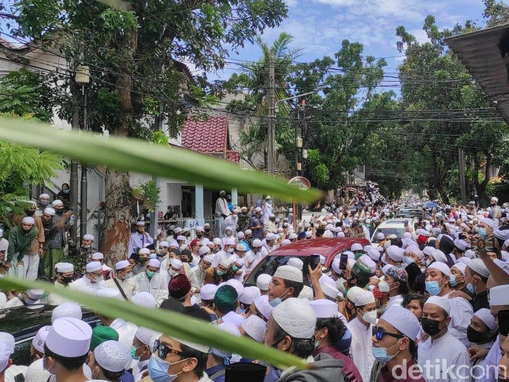 Kerumunan Tak Terelakkan di Pemakaman Habib Ali bin Assegaf Kerumunan Tak Terelakkan di Pemakaman Habib Ali bin Assegaf