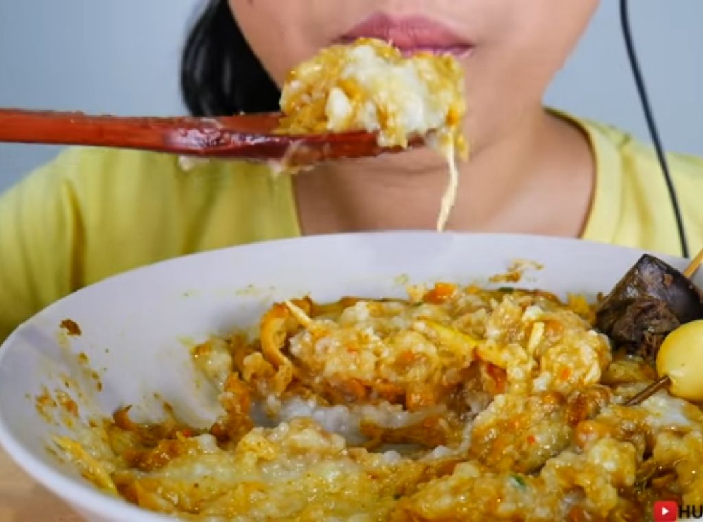 Penasaran Dengan Suara Makan Bubur Ayam, Wanita Ini Buat Video ASMR Penasaran Dengan Suara Makan Bubur Ayam, Wanita Ini Buat Video ASMR