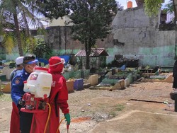 Makam Habib Ali bin Abdurrahman Assegaf Disemprot Disinfektan Usai Pelayat Bubar