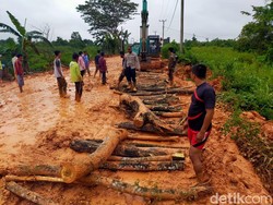 Usai Insiden Jenazah Digotong, Aparat dan Warga Perbaiki Jalan Rusak