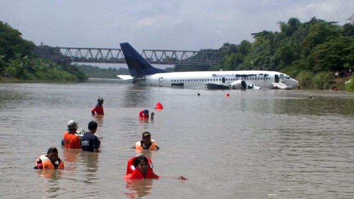 Pesawat Garuda Indonesia GA421 melakukan pendaratan darurat di Bengawan Solo, Klaten, tepat 19 tahun lalu pada 16 Januari 2002.