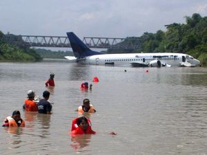 19 Tahun Lalu, Pesawat Garuda GA421 Mendarat Darurat di Bengawan Solo