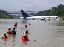 19 Tahun Lalu, Pesawat Garuda GA421 Mendarat Darurat di Bengawan Solo