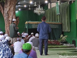Sore Hari, Pelayat Masih Datangi Makam Habib Ali di Rawajati