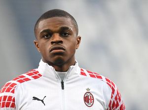 Copot Itu Sarung Tangan! Saat Zlatan Omeli Bek Muda AC Milan