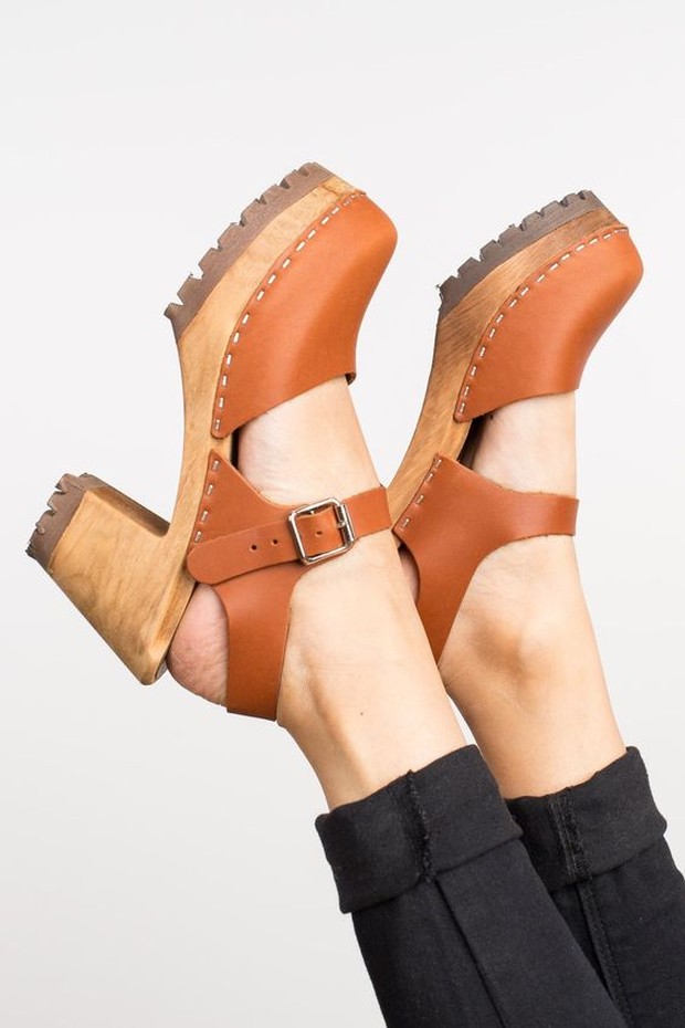 Neutral clogs akan menambah kesan lebih tinggi.