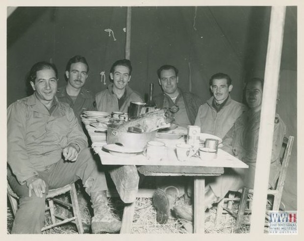 Fried chicken akan disediakan ketika sedang hari besar dan jadi hidangan istimewa.