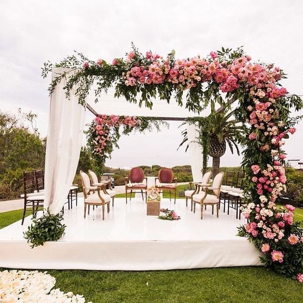 Pinterest.com/setmywed Pertimbangkan konsep dekorasi romantic garden, yang bisa diselenggarakan di indoor maupun outdoor.