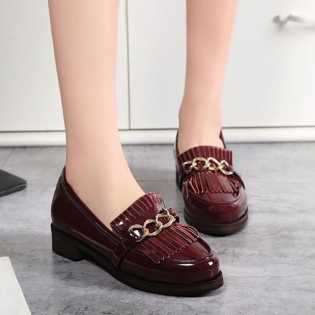 Pilih warna sepatu sesuai selera, namun pertahankan warna emas pada rantai.