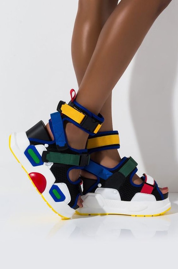 Flatform dengan model strappy akan terlihat dimana-mana sepanjang tahun ini.