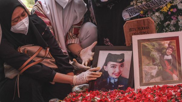 Pusara Terakhir Pramugari Sriwijaya Air Isti Yudha Prastika