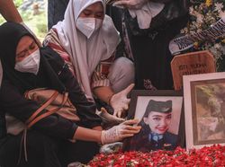 Pusara Terakhir Pramugari Sriwijaya Air Isti Yudha Prastika