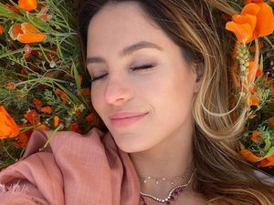 Potret Sarah Kohan, Istri Chicharito yang Suka Pamer Keseksian