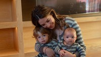 Sarah malah lebih banyak posting foto bareng anak-anaknya. (Foto: Instagram @sarahkohan)