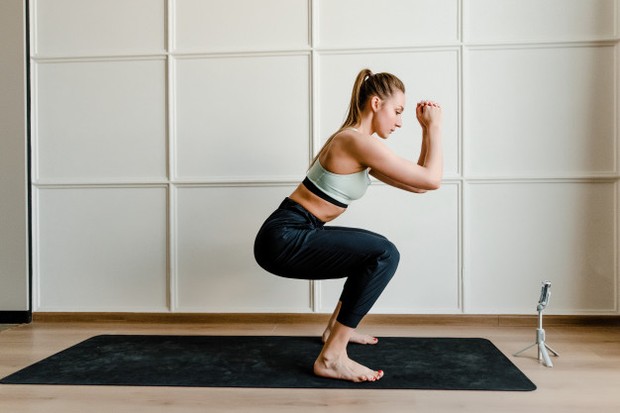 Strength training membutuhkan energi untuk membangun otot, jadi semakin lama kamu melakukan jenis latihan ini, semakin baok performa kamu.