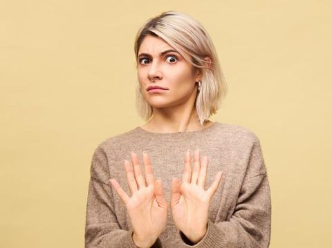 Percaya atau tidak, kemampuan untuk menetapkan batasan yang sehat dan mengatakan tidak pada apapun yang tidak bermanfaat bagi kita adalah salah satu cara menghargai diri kita sendiri.