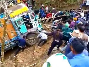 Viral Ratusan Warga Desa Gotong Royong Tarik Truk yang Masuk Jurang, Berhasil!