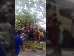 Warga Adang Mobil Pembawa Logistik Sebelum Masuk Majene-Mamuju