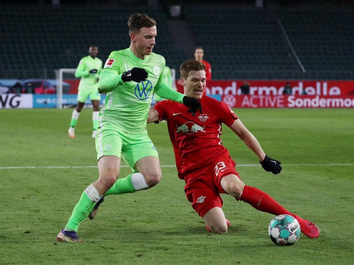 WOLFSBURG, GERMANY - JANUARY 16: Yannick Gerhardt of VfL Wolfsburg is challenged by Marcel Halstenberg of RB Leipzig during the Bundesliga match between VfL Wolfsburg and RB Leipzig at Volkswagen Arena on January 16, 2021 in Wolfsburg, Germany. Sporting stadiums around Germany remain under strict restrictions due to the Coronavirus Pandemic as Government social distancing laws prohibit fans inside venues resulting in games being played behind closed doors. (Photo by Focke Strangmann - Pool/Getty Images)