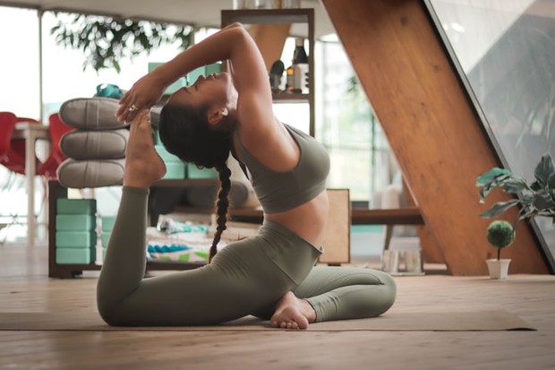 Yoga selalu menjadi ide yang bagus, karena ini enggak hanya berfungsi untuk meningkatkan fleksibilitas kamu tetapi juga memungkinkan waktu yang sangat dibutuhkan.